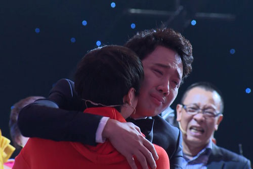 "Siêu trí tuệ": Trấn Thành bật khóc trước chàng trai phân biệt 200 tờ giấy trắng bằng mắt thường