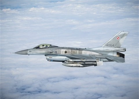 Chuyen gia Belarus so do Su-30SM voi F-16