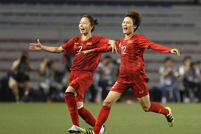 Các cầu thủ của tuyển nữ Việt Nam ăn mừng bàn thắng.