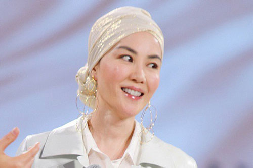 Nhan sắc Vương Phi tuổi U50 vẫn hack tuổi không 1 nếp nhăn thế này, bảo sao Tạ Đình Phong say đắm không dứt ra được