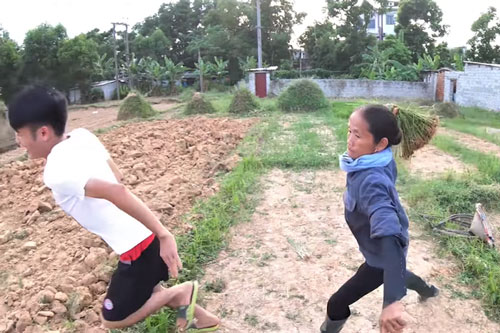 Liên tục xuất hiện trong clip troll mẹ của Hưng Vlog, bà Tân Vlog lại bị cộng đồng mạng chỉ trích giả tạo, diễn lố