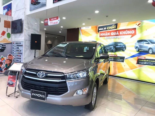 Toyota Innova giảm giá mạnh.