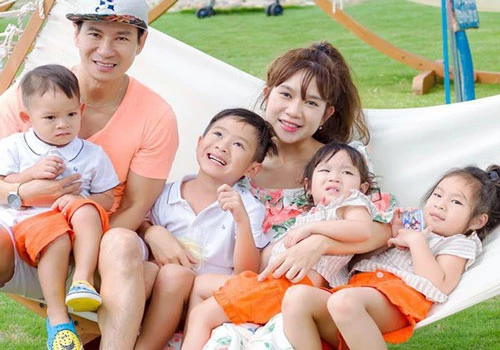 Gia đình hạnh phúc của Lý Hải - Minh Hà với 4 nhóc tì đáng yêu.