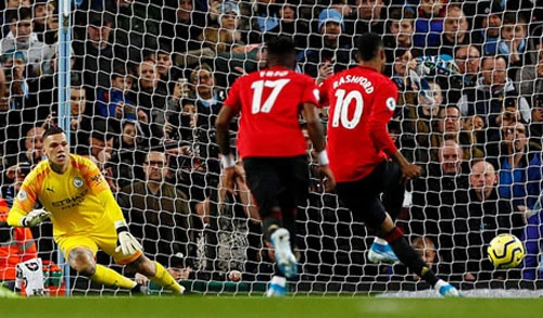 Rashford ghi bàn từ chấm 11m vào lưới Man City.