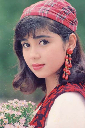 Việt Trinh sinh năm 1972, cô không chỉ nổi tiếng làng giải trí Việt thập niên 1990 với vai trò diễn viên mà còn là MC và đạo diễn.