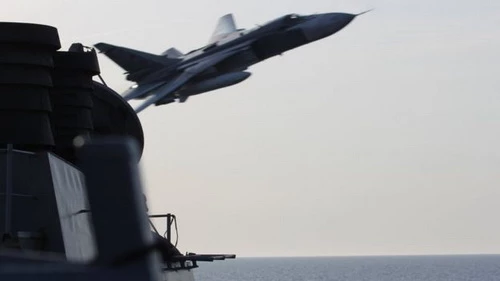 Máy bay ném bom tiền tuyến Su-24 của Nga áp sát khu trục hạm USS Donald Cook. Ảnh: TASS.