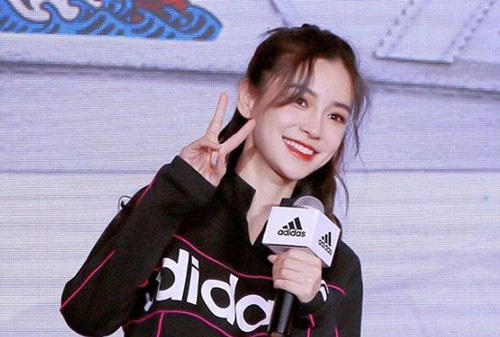 Giữa lùm xùm tự photoshop ảnh lố bịch, Angelababy bị chê lười biếng chỉ bởi một hành động