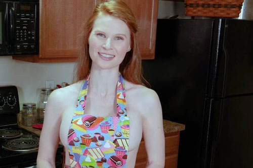 Mặc tạp dề không nội y và bikini dạy nấu ăn, cô gái nổi như cồn