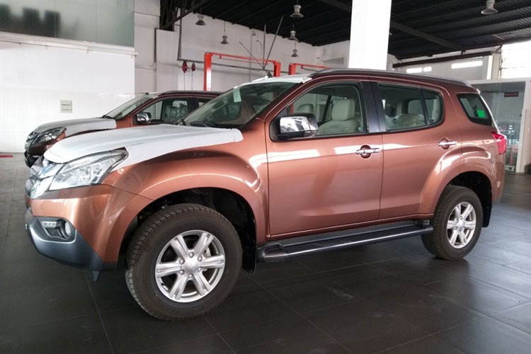 Isuzu Mu-X 3.0L AT tồn kho chỉ 785 triệu tại Việt Nam