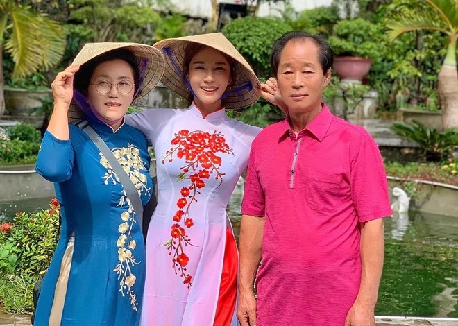 DJ nóng bỏng người Hàn Quốc Siena đã đăng một loạt ảnh cô cùng gia đình du lịch, nghỉ dưỡng tại thành phố Đà Nẵng.