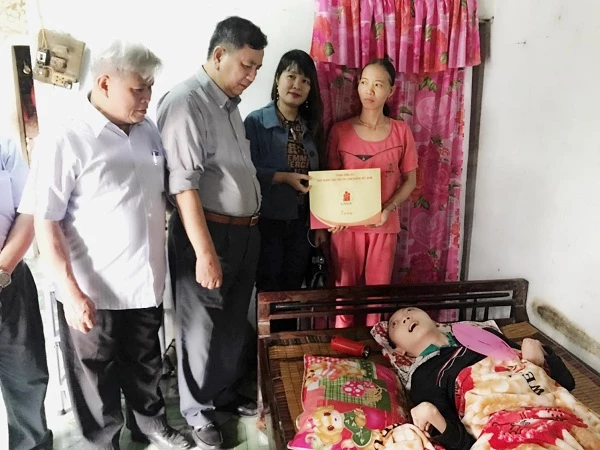 Tặng quà cho nạn nhân chất độc da cam ở Quảng Ngãi.