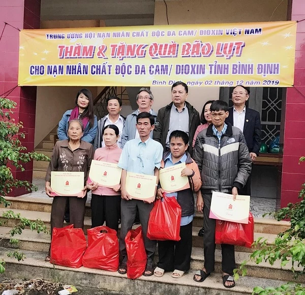 Tặng quà cho nạn nhân chất độc da cam ở Bình Định.