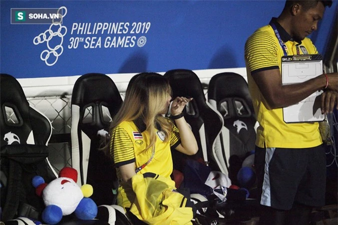 Trợ lý xinh đẹp Thái Lan khóc hết nước mắt, chết lặng khi nhìn Việt Nam nhận HCV SEA Games - Ảnh 8.