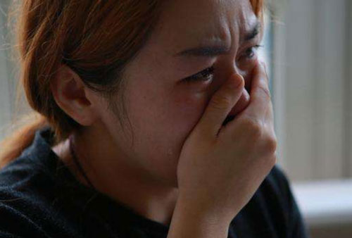 Chồng tát tới tấp vợ khi để mẹ chồng rửa bát