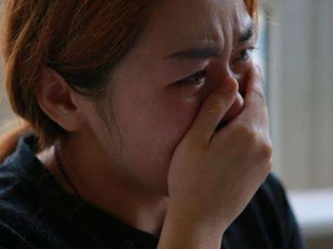 Chồng tát tới tấp vợ khi để mẹ chồng rửa bát