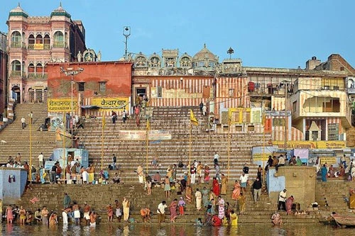 Varanasi nằm bên bờ sông Hằng ở bang Uttar Pradesh, miền bắc Ấn Độ là một trong những thành phố cổ xưa nhất thế giới. Đây là thành phố linh thiêng của các tín đồ Hindu giáo.