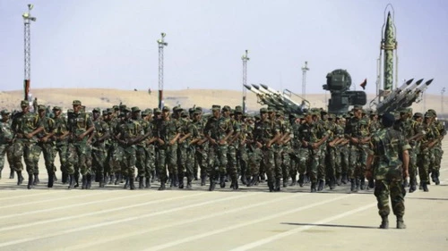 Các binh sĩ LNA chạy bộ qua hệ thống tên lửa đất đối không 2K12 trong cuộc diễu hành tháng 5 năm 2018. Nguồn: Quân đội quốc gia Libya.