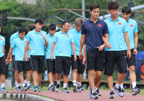 U22 Việt Nam đi bộ khởi động giữa buổi trưa nóng nực trong ngày diễn ra trận chung kết SEA Games 30