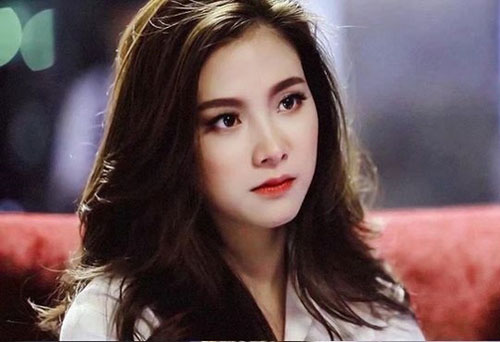 Người phụ nữ nóng bỏng bước vào quán khiến cả hội bạn quay ra xuýt xoa, tôi nghẹn đắng khi thấy cô ấy tiến đến nói 1 câu