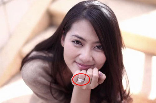 Ngọc Lan liên tục đăng trạng thái buồn hậu ly hôn Thanh Bình nhưng gây chú ý nhất vẫn là hình ảnh trên tay còn đeo nhẫn ở ngón áp út