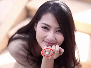 Ngọc Lan liên tục đăng trạng thái buồn hậu ly hôn Thanh Bình nhưng gây chú ý nhất vẫn là hình ảnh trên tay còn đeo nhẫn ở ngón áp út