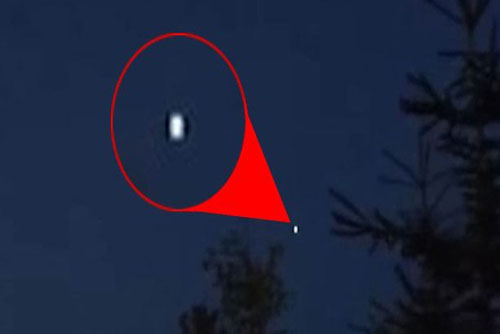 UFO sáng nhấp nháy như muốn liên lạc với Trái Đất?
