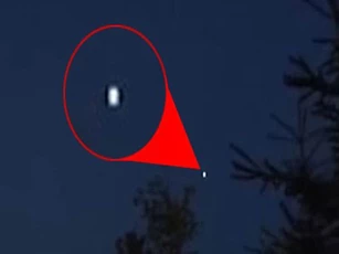 UFO sáng nhấp nháy như muốn liên lạc với Trái Đất?