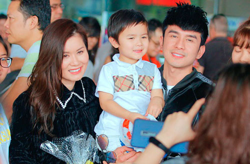 Đây là lần hiếm hoi vợ đại gia cùng con trai Đan Trường xuất hiện tại Việt Nam nhưng bất ngờ nhất là phản ứng của cậu bé