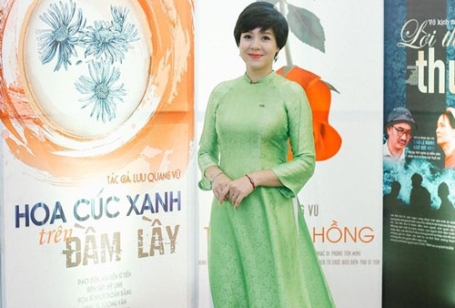 MC Diễm Quỳnh quanh năm mặc áo dài dẫn sóng