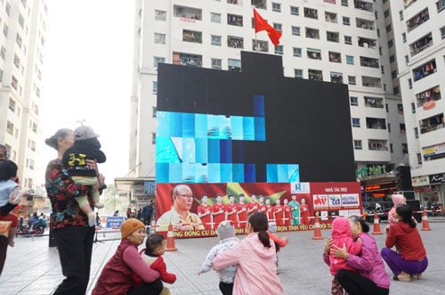 Đường phố bày ngập kèn, cờ, nhiều nơi dựng màn hình Led siêu khủng sẵn sàng cổ vũ tuyển U22 Việt Nam