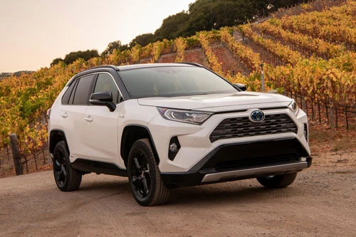 4. Toyota RAV4 (doanh số: 44.665 chiếc).