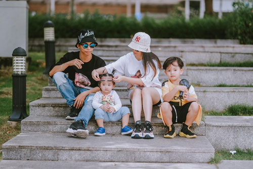 Ngắm hai nhóc tì nhà Khánh Thi - Phan Hiển khiến ai cũng mê