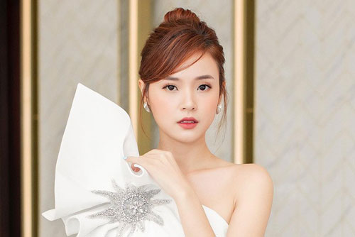 Midu và những câu chuyện chưa từng tiết lộ: Bị ba mẹ cấm nghe điện thoại của bạn trai, nhịn ăn sáng mỗi ngày để dành tiền âm thầm học vẽ