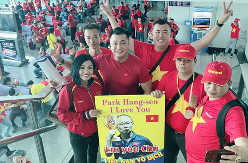 Phương Thanh, Lý Hùng và hàng trăm CĐV nhuộm đỏ sân bay, sang Philippines cổ vũ U22 Việt Nam thi chung kết SEA Games 30