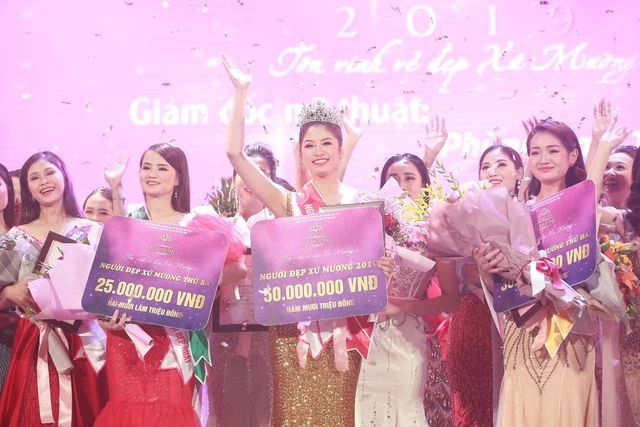 Người đẹp xứ Mường 2019 Nguyễn Hàm Hương trong giây phút đăng quang