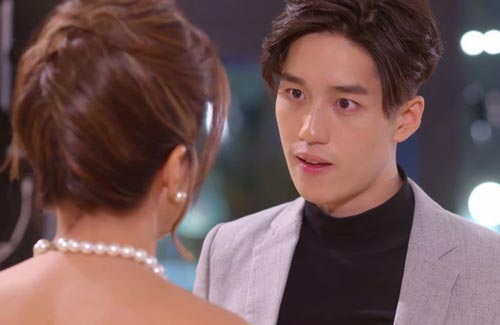 Nhìn con ngã khóc ré lên mà vợ vẫn ngẩn ngơ ngồi bên cửa sổ, tôi bực mình quát mắng thì cô ấy quay lại, tay ôm một bức ảnh rồi gào khóc