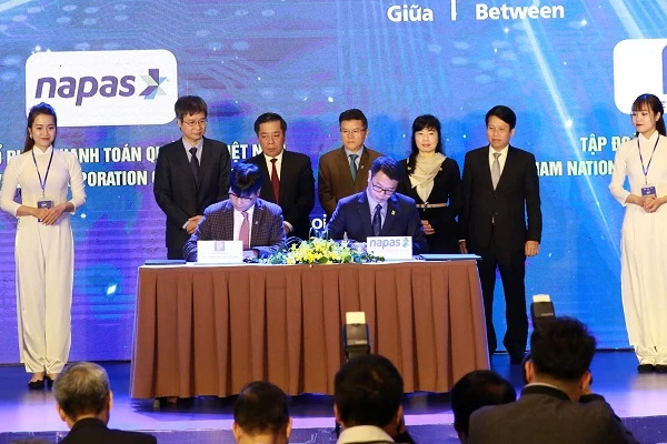 Tập đoàn Xăng dầu Việt Nam (Petrolimex/PLX) và Công ty CP Thanh toán Quốc gia Việt Nam (Napas) đã ký biên bản ghi nhớ hợp tác thúc đẩy thanh toán không dùng tiền mặt . Tập đoàn Xăng dầu Việt Nam (Petrolimex/PLX) và Công ty CP Thanh toán Quốc gia Việt Nam (Napas) đã ký biên bản ghi nhớ hợp tác thúc đẩy thanh toán không dùng tiền mặt .