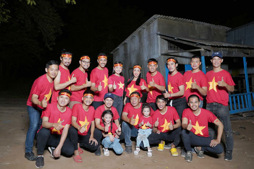 Chịu chơi như Lý Hải - Minh Hà: Bắt cả đoàn dừng quay phim, khua chuông gõ trống cổ vũ U22 Việt Nam