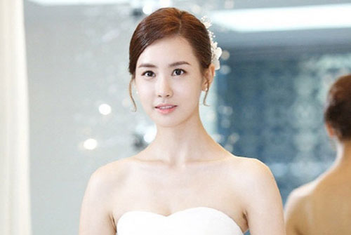 Người yêu cũ của chồng không mời mà tới đám cỗ, còn cả gan cưỡng hôn anh, tôi chỉ cười lại khiến cô ta thót tim