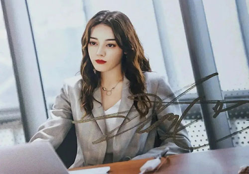 Lộ cảnh Hoàng Cảnh Du ôm vai Địch Lệ Nhiệt Ba, vừa đi mỹ nữ Tân Cương vừa che mặt cực đáng yêu