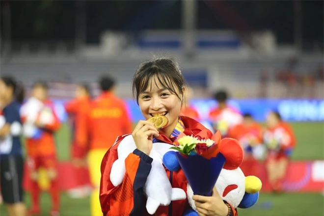 Cầu thủ Hoàng Thị Loan tiết lộ bí quyết giúp đội tuyển bóng đá nữ vô địch SEA Games: nghe nhạc Sơn Tùng M-TP, nhạc sàn trước trận đấu! - Ảnh 2.
