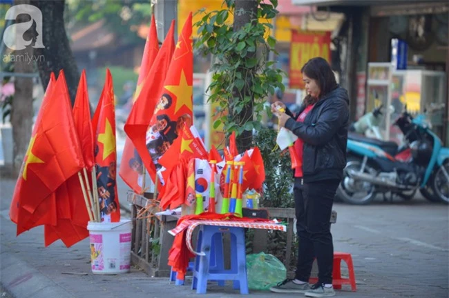 Đường phố bày ngập kèn, cờ, nhiều nơi dựng màn hình Led siêu khủng sẵn sàng cổ vũ tuyển U22 Việt Nam - Ảnh 1.