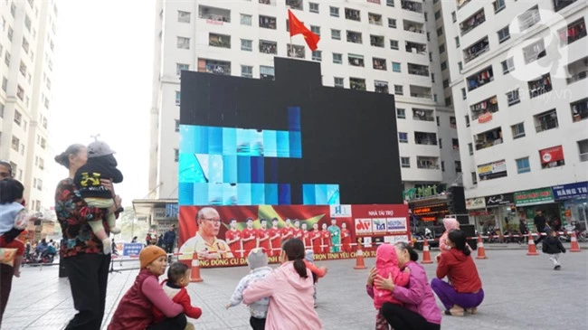 Đường phố bày ngập kèn, cờ, nhiều nơi dựng màn hình Led siêu khủng sẵn sàng cổ vũ tuyển U22 Việt Nam - Ảnh 11.