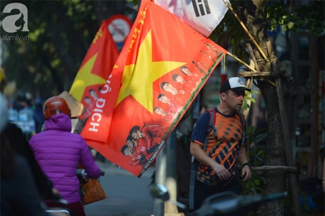 Đường phố bày ngập kèn, cờ, nhiều nơi dựng màn hình Led siêu khủng sẵn sàng cổ vũ tuyển U22 Việt Nam - Ảnh 3.