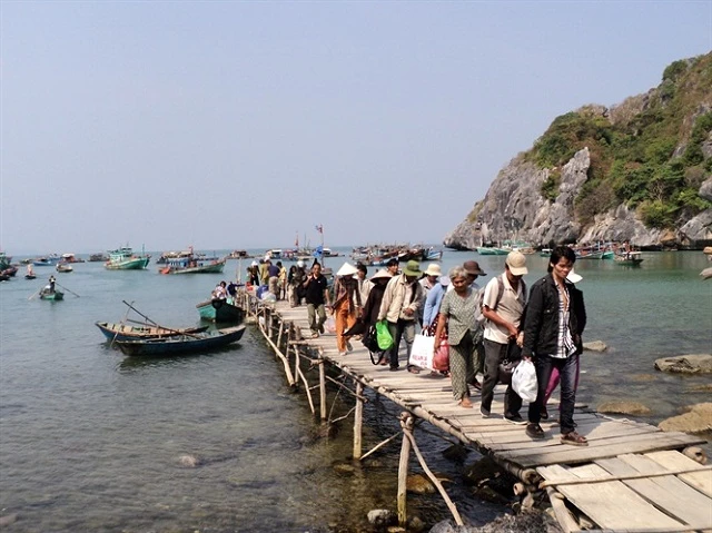 Kiên Lương phấn đấu sớm phát triển thành trung tâm công nghiệp, dịch vụ - du lịch và nuôi trồng thủy sản.