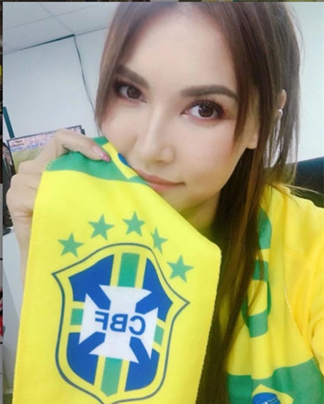 Maria Ozawa chụp hình selfie với áo và khăn có in cờ truyền thống của ĐT Brazil