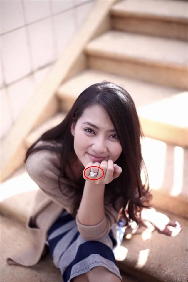 Ngọc Lan liên tục đăng trạng thái buồn hậu ly hôn Thanh Bình nhưng gây chú ý nhất vẫn là hình ảnh trên tay còn đeo nhẫn ở ngón áp út - Ảnh 3.