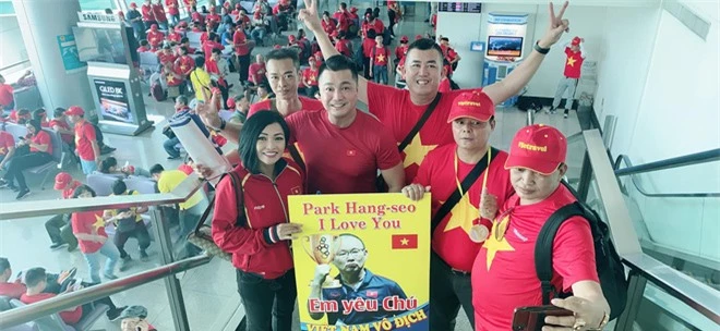 Phương Thanh, Lý Hùng và hàng trăm CĐV nhuộm đỏ sân bay, sang Philippines cổ vũ U22 Việt Nam thi chung kết SEA Games 30 - Ảnh 4.