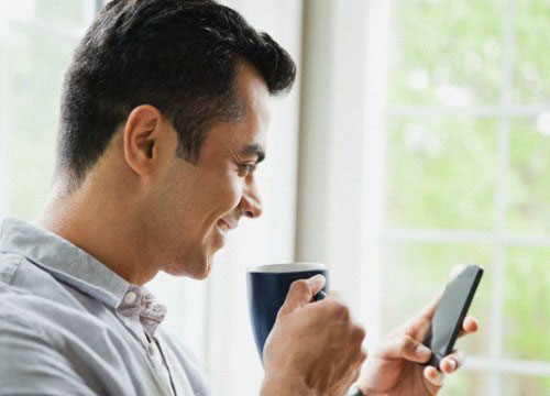 Chẳng cần đánh ghen, vợ nhắn tin thế này, chồng vừa vào nhà nghỉ với gái đã sợ run chạy về