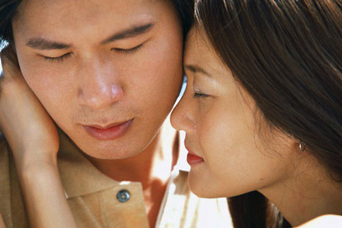 Trước khi ra tòa ly hôn, chồng nói với tôi một câu cuối cùng: “Tóc vợ bẩn rồi, vào đây chồng gội cho”